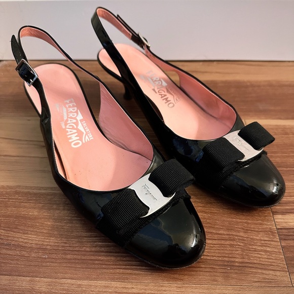 SALVATORE FERRAGAMO Cadmio Black Patent Leather Bow Kitten Heel Shoes Sz 7.5 AA - Picture 2 of 8